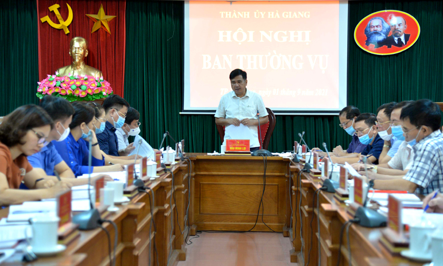 Bí thư Thành ủy Hầu Minh Lợi báo cáo kết quả công tác lãnh đạo, chỉ đạo của BTV Thành ủy