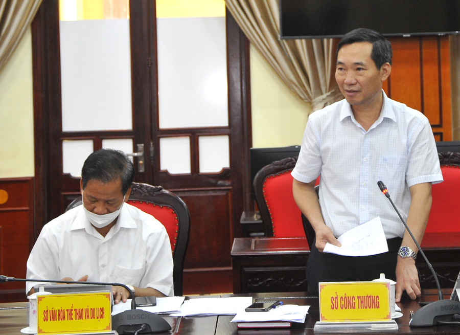 Giám đốc Sở Công thương Nguyễn Khắc Quyền đề nghị cần kêu gọi, thu hút đầu tư xây dựng gắn với chuyển đổi mô hình quản lý chợ trên địa bàn tỉnh.