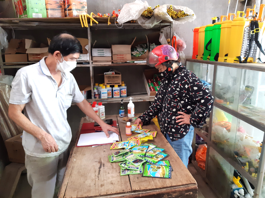 Người dân phường Ngọc Hà (thành phố Hà Giang) mua thuốc bảo vệ thực vật có nguồn gốc sinh học an toàn với sức khỏe, môi trường. 