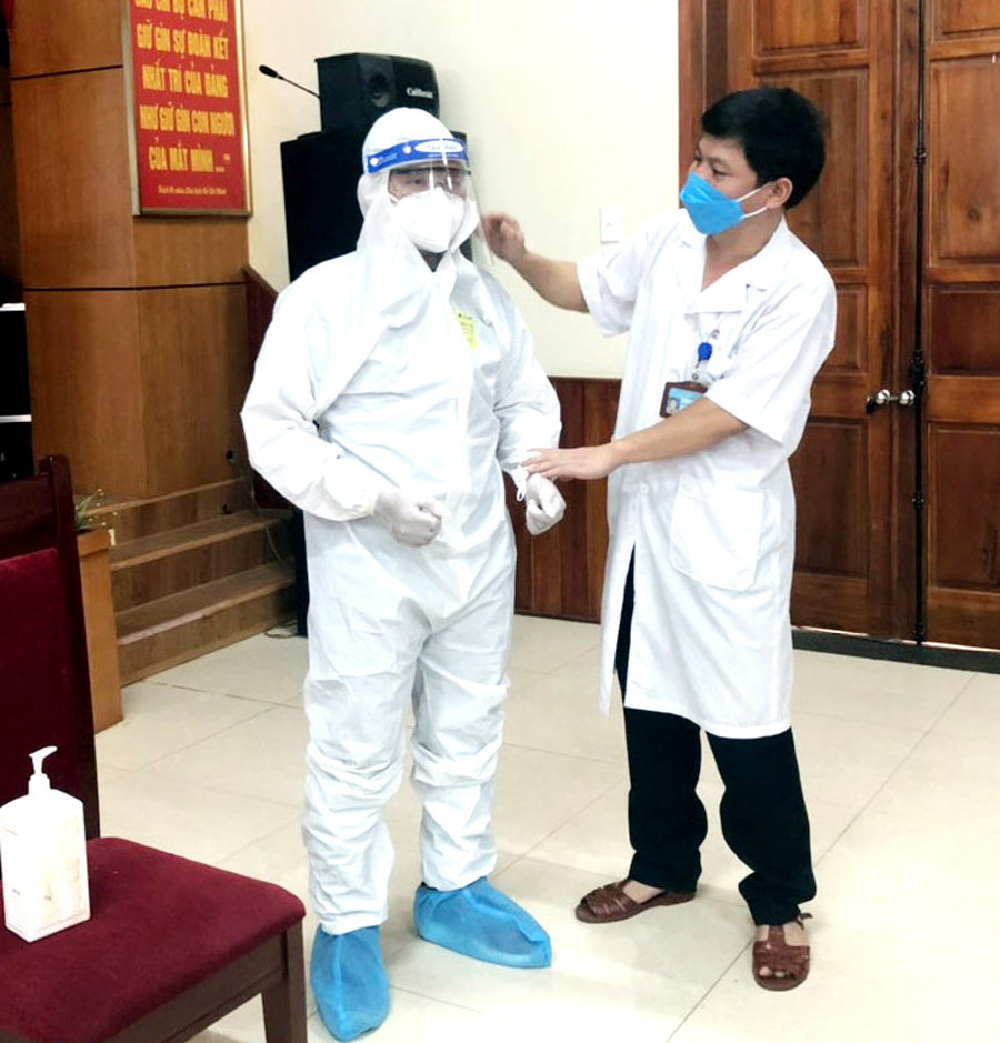 Bác sỹ Vũ Hùng Vương, Phó Giám độc Bệnh viện Đa khoa tỉnh hướng dẫn chuyên môn cho cán bộ y tế chuẩn bị vào tâm dịch.