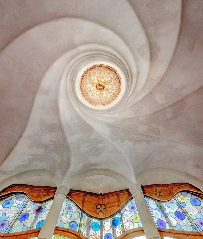 Mỗi chi tiết, mỗi một màu sắc trong cả tòa nhà của Gaudí đều được ông cân nhắc tỉ mỉ, thậm chí khi đối chiếu với những yếu tố tương ứng trong tự nhiên, ai cũng sẽ ngạc nhiên bởi ý nghĩa đằng sau mỗi chi tiết.