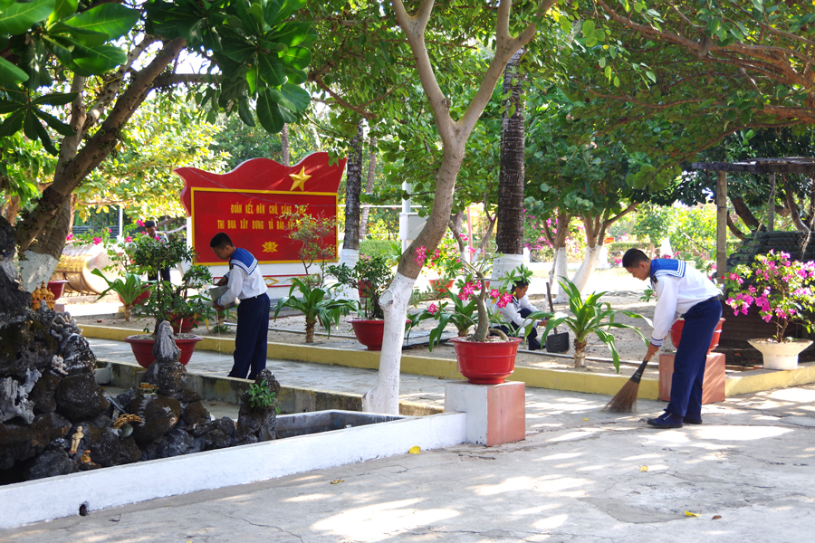 Cán bộ, chiến sỹ đảo Nam Yết chăm sóc vườn hoa thanh niên.
