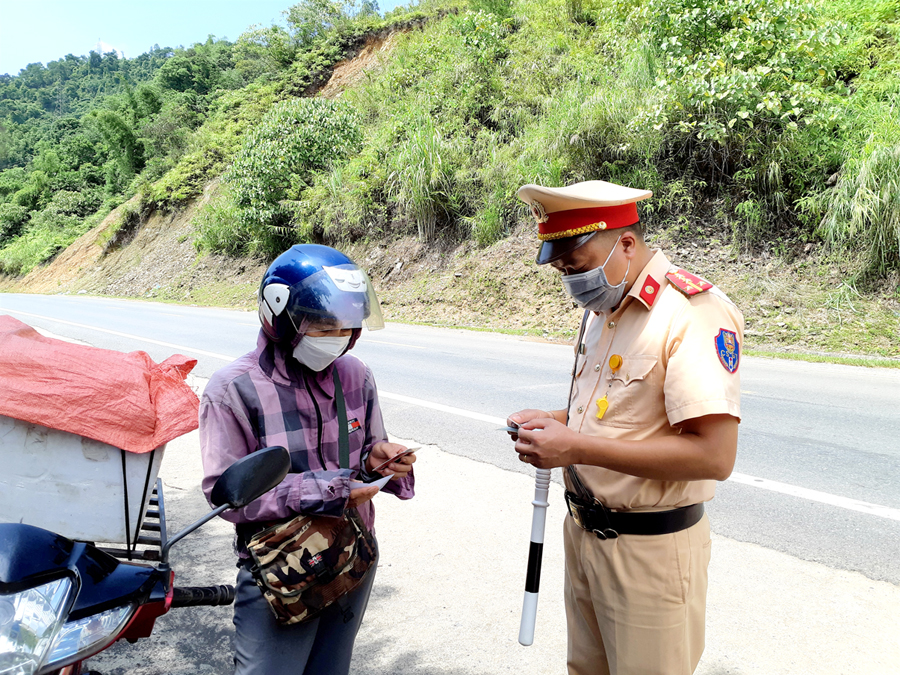 Kiểm tra người điều khiển phương tiện tham gia giao thông trên địa bàn thành phố Hà Giang.