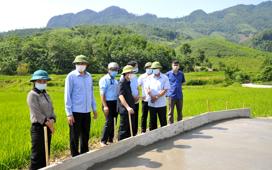 Chủ tịch UBND tỉnh Nguyễn Văn Sơn kiểm tra tiến độ xây dựng đường bê-tông thôn Yên Thượng, xã Yên Thành.
