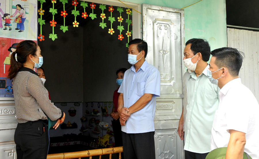 Chủ tịch UBND tỉnh Nguyễn Văn Sơn kiểm tra tình hình học tập của các cháu học sinh tại điểm trường Mầm non thôn Đồng Tâm, xã Yên Thành.