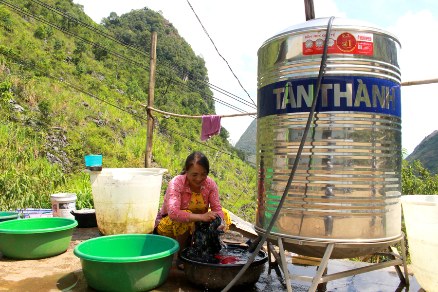 Người dân thôn Há Súng, xã Tả Lủng (Đồng Văn) được sử dụng nước hợp vệ sinh. 						 Ảnh: TƯ LIỆU