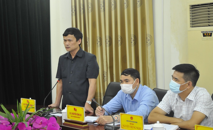 Bí thư Huyện ủy Quang Bình Triệu Tài Phong kiến nghị tỉnh xem xét cho chủ trương thực hiện xây dựng đường giao thông nông thôn liên xã theo cơ chế đặc thù tại xã Yên Thành và Tân Nam.
