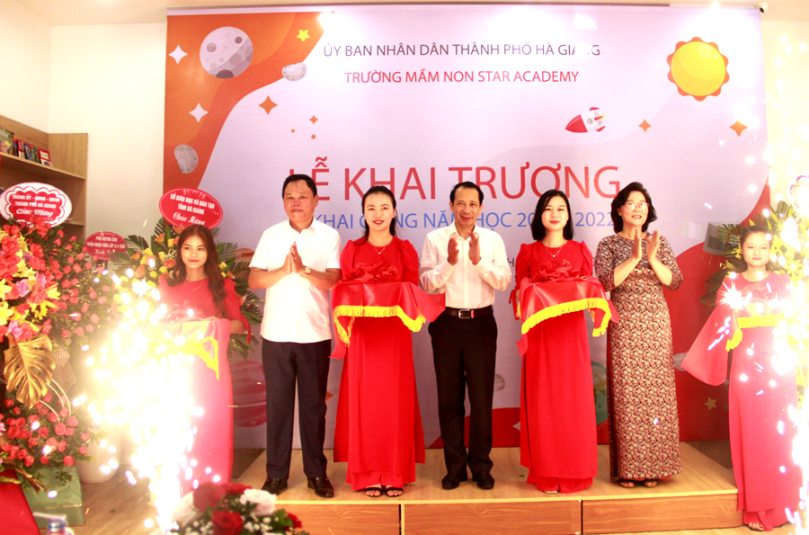 Phó Chủ tịch UBND tỉnh Trần Đức Quý cùng các đại biểu cắt băng khai trương Trường Mầm non Star Academy