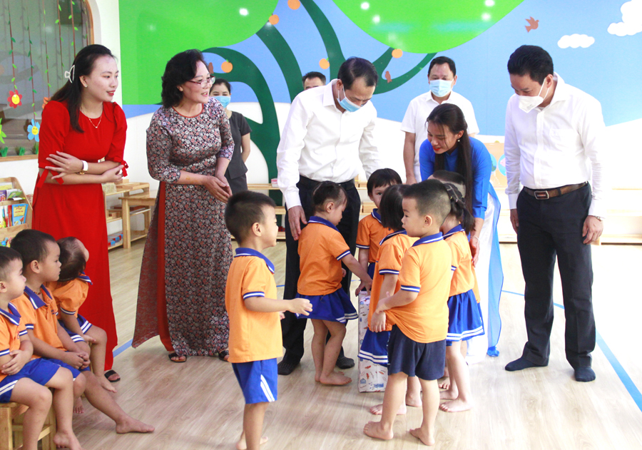 Phó Chủ tịch UBND tỉnh Trần Đức Quý kiểm tra cơ sở vật chất và động viên giáo viên, học sinh nhà trường