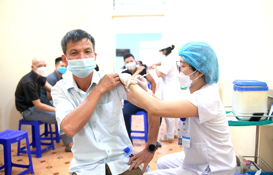 Người dân tiêm mũi 2 vắc xin Astra Zeneca tại điểm tiêm Bệnh viện Mắt.