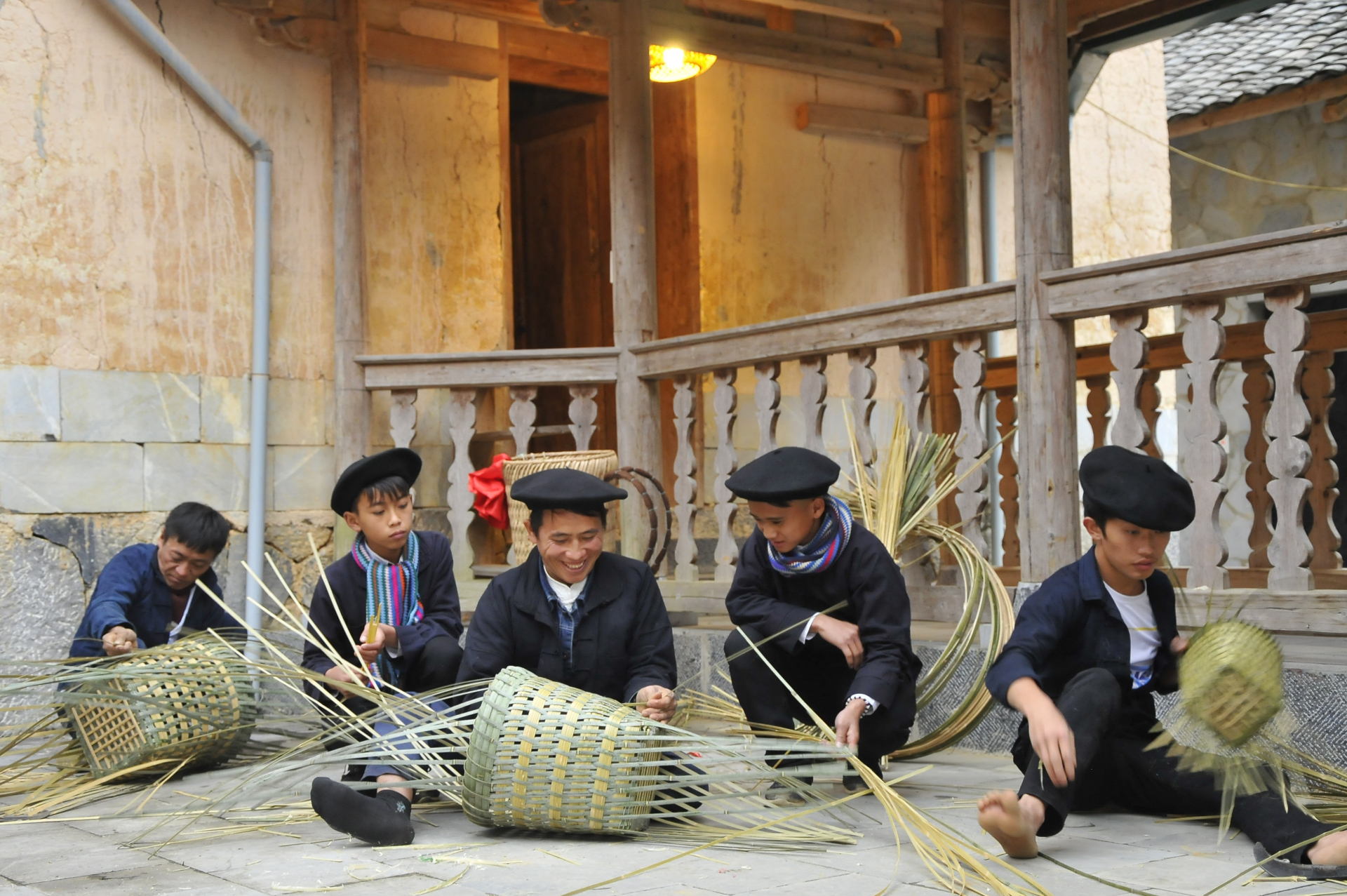 Nghề đan quẩy tấu giúp người dân xã Giàng Chu Phìn (Mèo Vạc) tăng thu nhập, nâng cao đời sống.					 Ảnh: KIM TIẾN