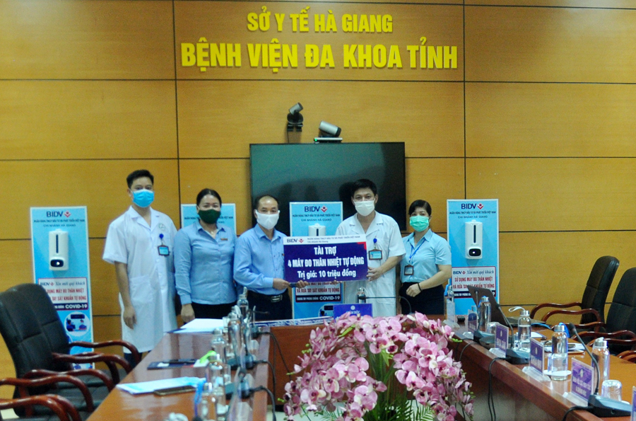 Lãnh đạo BIDV Hà Giang trao tặng máy đo thân nhiệt tự động cho Bệnh viện Đa khoa tỉnh.