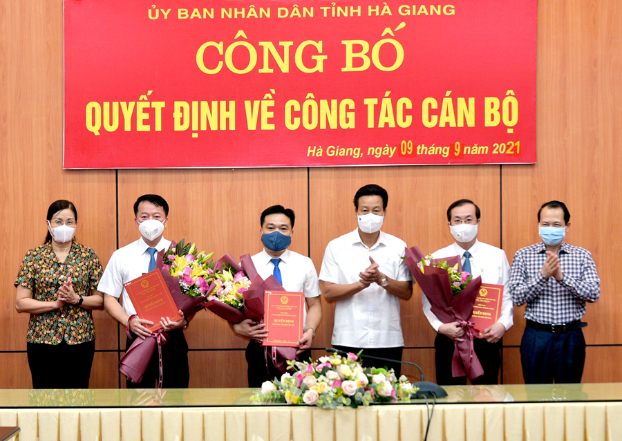 Chủ tịch UBND tỉnh Nguyễn Văn Sơn và các đồng chí lãnh đạo tỉnh trao quyết định bổ nhiệm, tặng hoa các đồng chí được điều động, bổ nhiệm