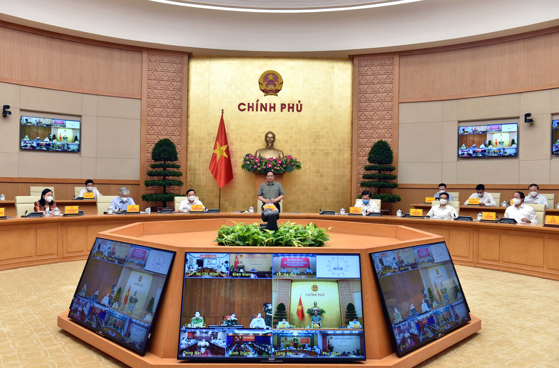 Thủ tướng Phạm Minh Chính: Trong bối cảnh dịch bệnh, càng thấy rất rõ năng lực của cán bộ và của hệ thống chính trị, hệ thống y tế mỗi nơi. 