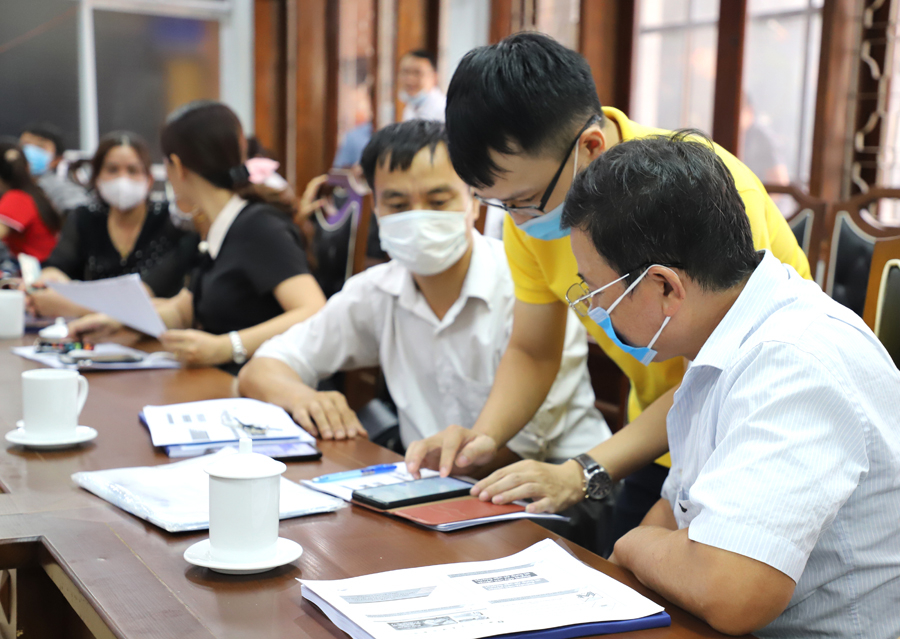 Nhân viên Bưu điện Hà Giang hướng dẫn cài đặt phần mềm trên điện thoại cho học viên.