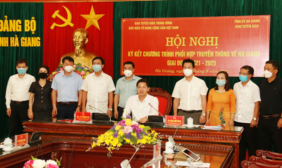 Trưởng ban Tuyên giáo Tỉnh ủy Vũ Mạnh Hà và Tổng Biên tập Báo Điện tử ĐCS Việt Nam Trần Doãn Tiến thực hiện ký kết trực tuyến chương trình phối hợp truyền thông