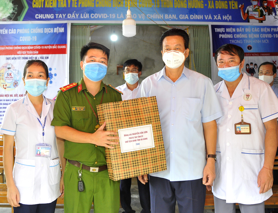 Chủ tịch UBND tỉnh Nguyễn Văn Sơn tặng quà đội ngũ tham gia phòng, chống dịch Covid-19 tại chốt kiểm dịch xã Đồng Yên.