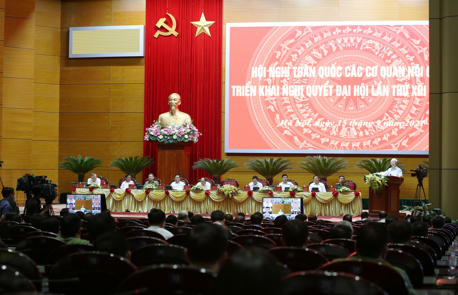 Lãnh đạo Đảng, Nhà nước và các đại biểu Trung ương tham dự tại đầu cầu Bộ Quốc phòng. 