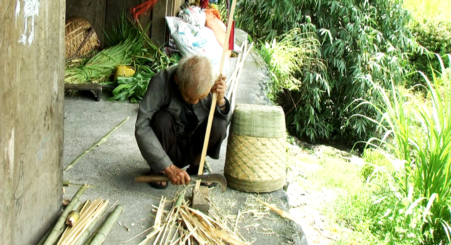 Nghề đan quẩy tấu giúp gia đình ông Lù Mí Tủa có thêm thu nhập. 
