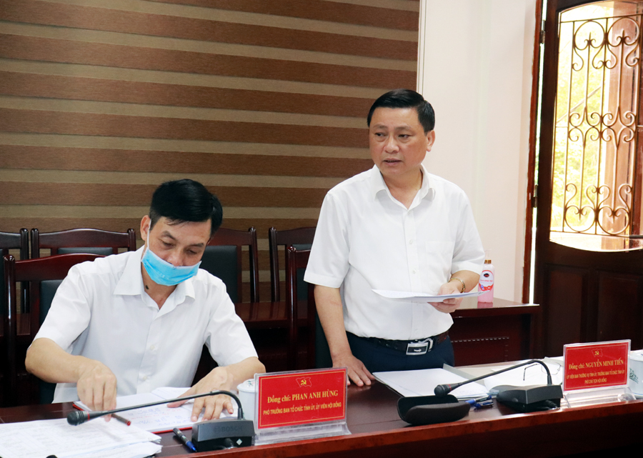 Đồng chí Nguyễn Minh Tiến, Trưởng Ban tổ chức Tỉnh ủy thông qua quyết định thành lập Hội đồng tuyển dụng và dự kiến lịch làm việc.