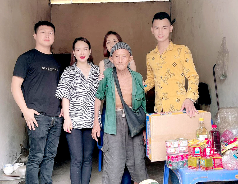 Nhóm Từ thiện Hà Giang hỗ trợ nhu yếu phẩm hàng tháng cho ông Sùng A Páo, thôn Khâu Mèng, xã Thuận Hòa (Vị Xuyên).