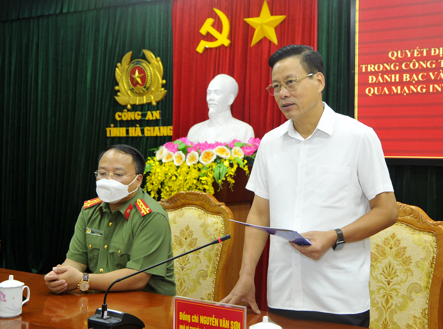 Chủ tịch UBND tỉnh Nguyễn Văn Sơn phát biểu chúc mừng chiến công của lực lượng Công an tỉnh.