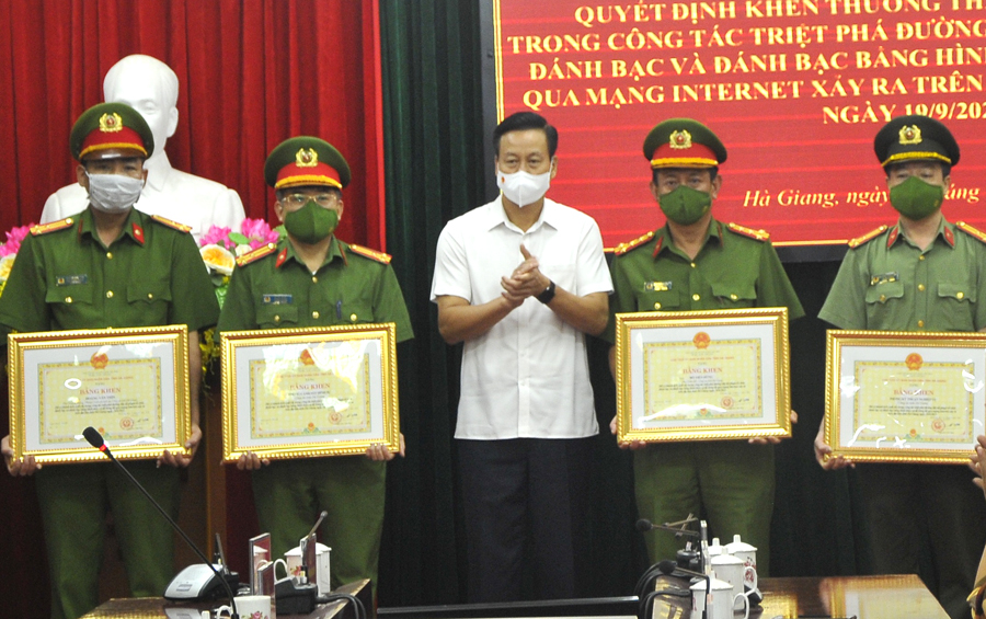 Chủ tịch UBND tỉnh Nguyễn Văn Sơn tặng Bằng khen cho các tập thể, cá nhân có thành tích xuất sắc triệt phá đường dây cá độ bóng đá. 