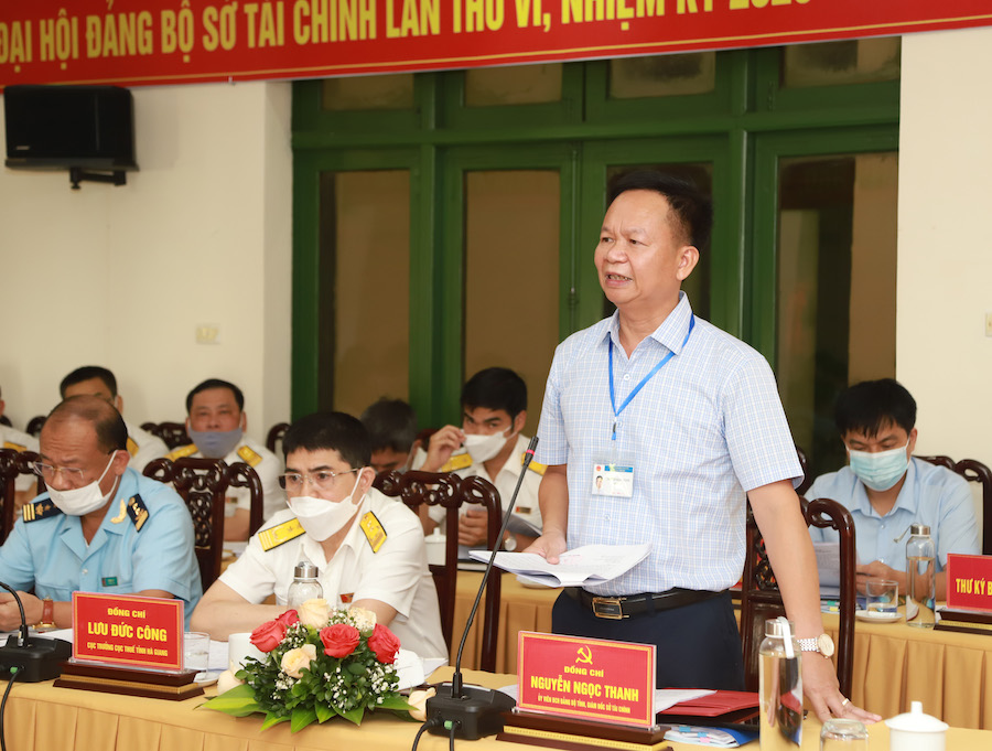 Giám đốc Sở Tài chính Nguyễn Ngọc Thanh báo cáo công tác lãnh đạo 9 tháng các cơ quan khối Tài chính