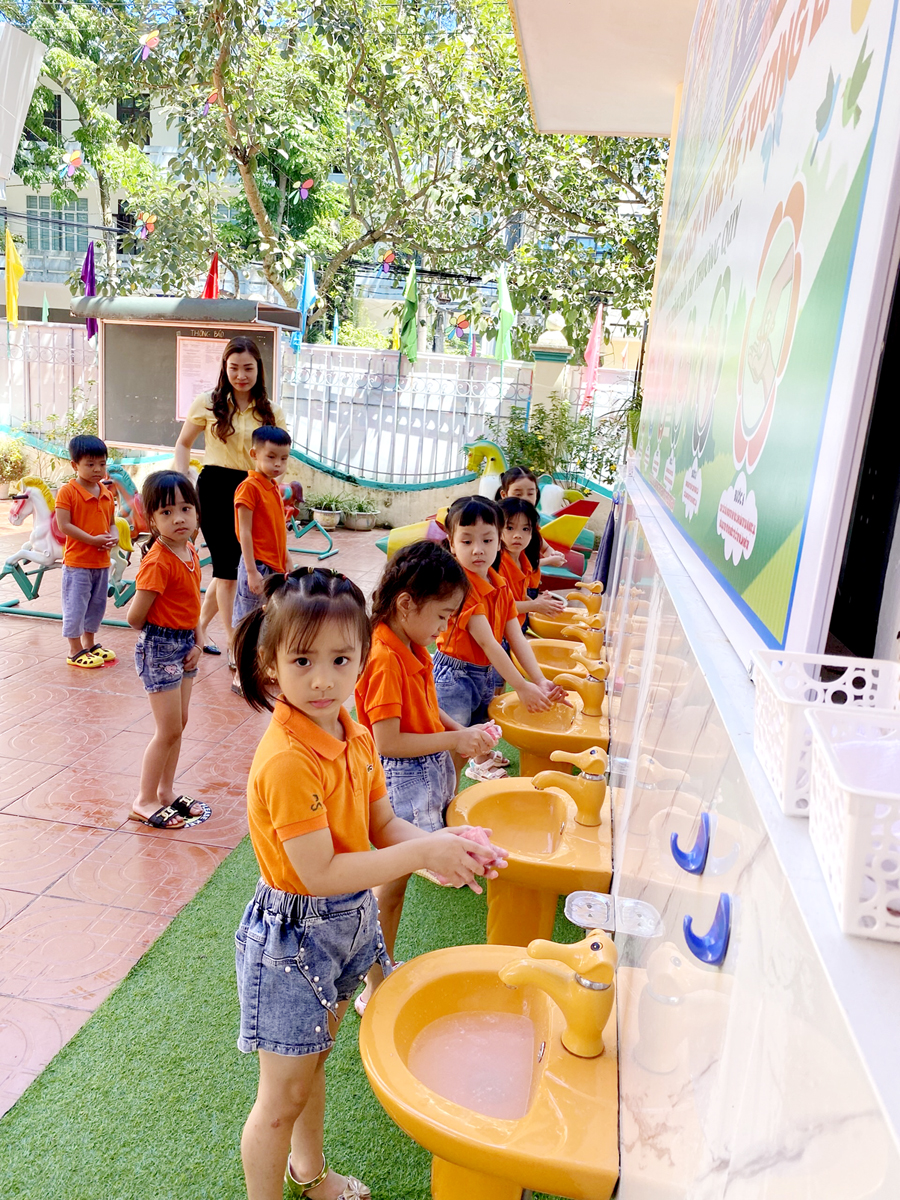 Các em học sinh Trường Mầm non Hoa Hồng (thành phố Hà Giang) rửa tay phòng dịch bệnh