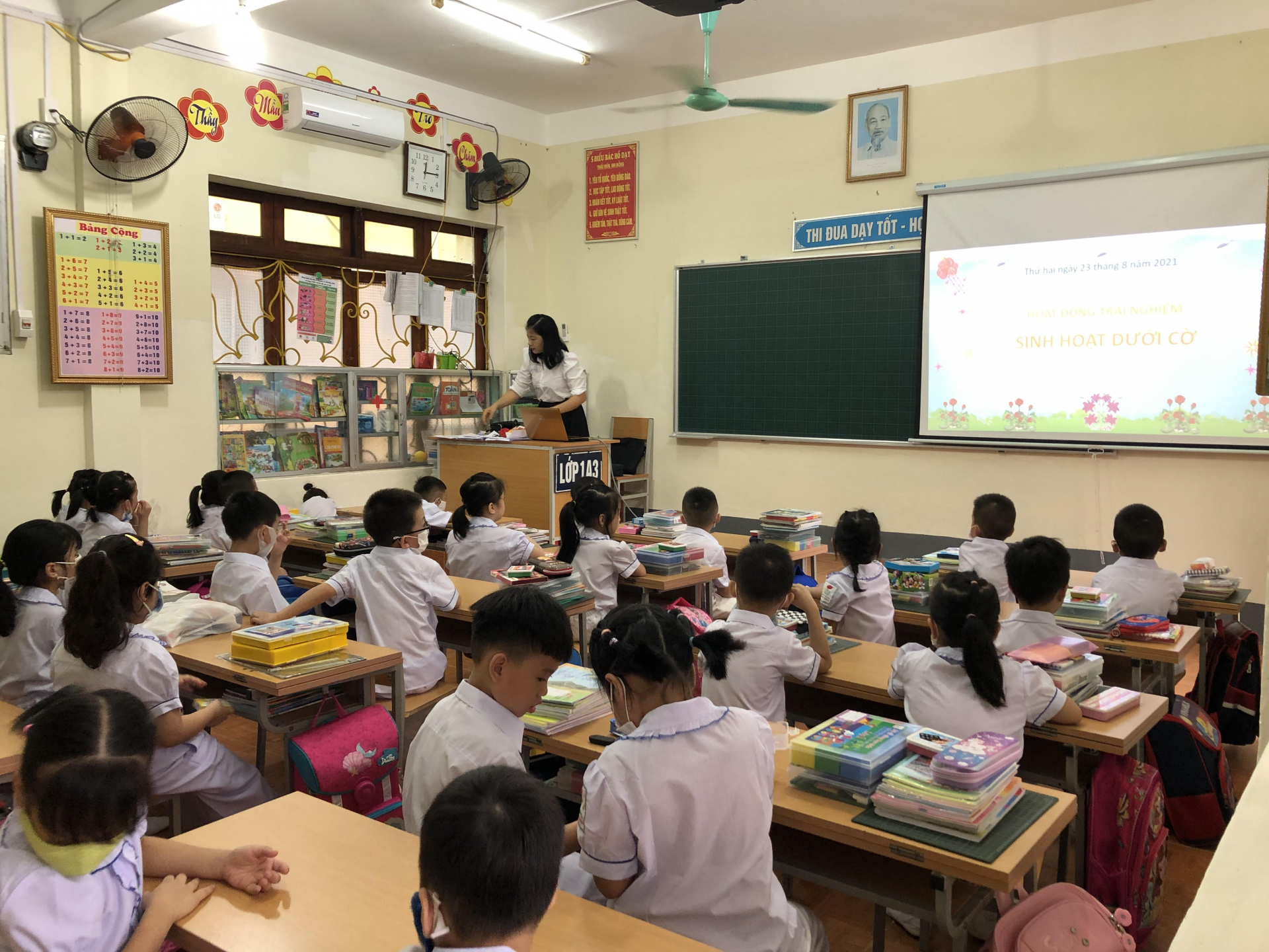 Học sinh lớp 1, Trường Tiểu học Minh Khai, Thành phố Hà Giang trong giờ học.
