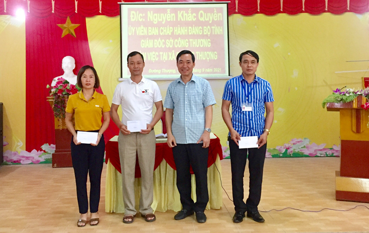 Nhân dịp tết Trung thu năm 2021, đồng chí Nguyễn Khắc Quyền đã tặng quà chuyển qua các trường học đến các cháu học sinh trên địa bàn xã trị giá 3 triệu đồng. 