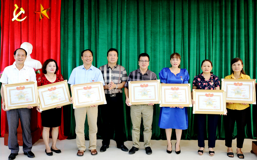 Phó Tổng biên tập Báo Hà Giang Nguyễn Bình Minh trao Huy hiệu “Vì sự nghiệp phát triển tỉnh Hà Giang” cho các cá nhân.