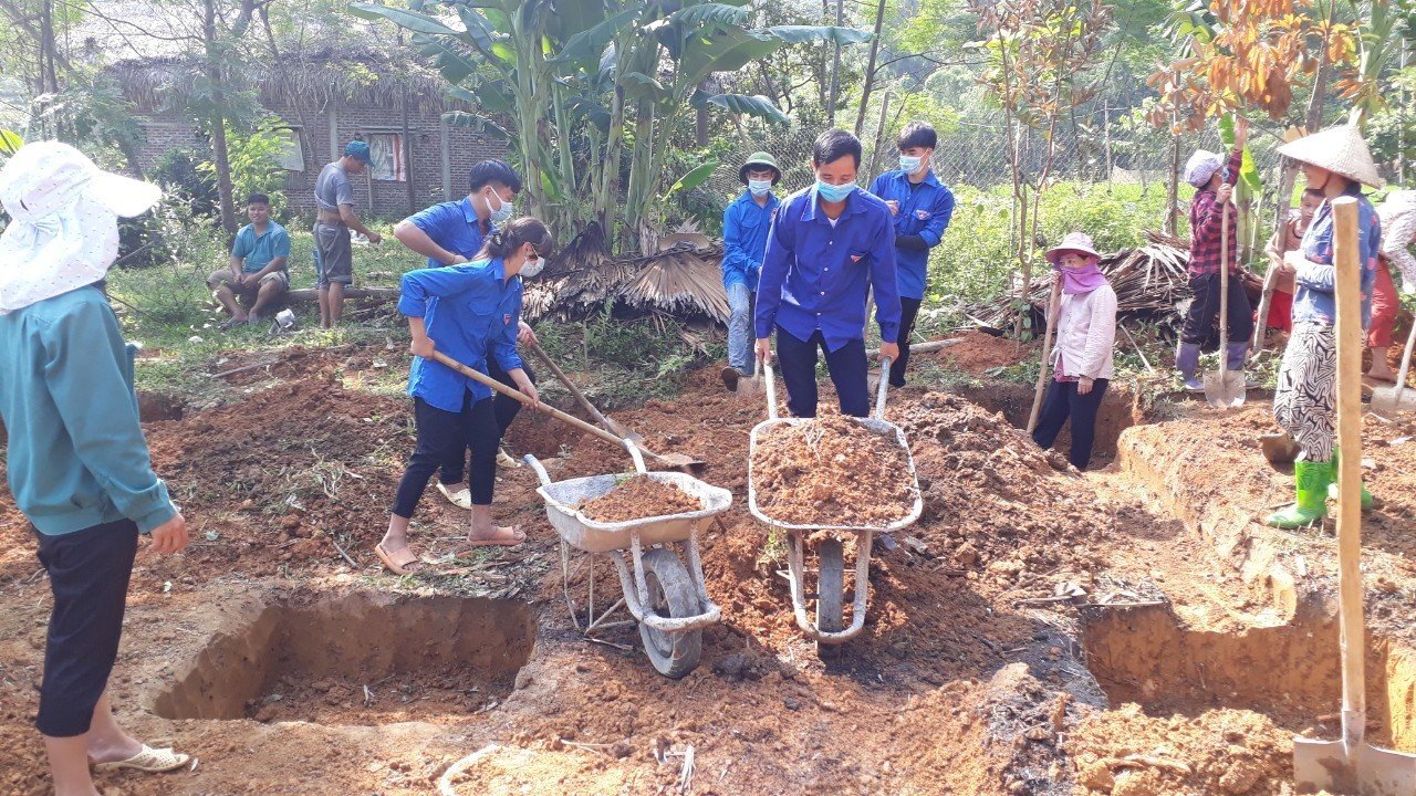 Đoàn viên thanh niên hỗ trợ ngày công lao động giúp xây dựng nhà ở cho bà Trần Thị Ngân, thôn Thíp, xã Vô Điếm (Bắc Quang) thuộc hộ nghèo. (Ảnh: Tỉnh đoàn Hà Giang)