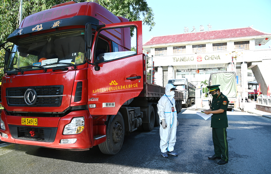 Cán bộ Trạm kiểm soát Biên phòng Cửa khẩu Quốc tế Thanh Thuỷ kiểm soát phương tiện qua lại.