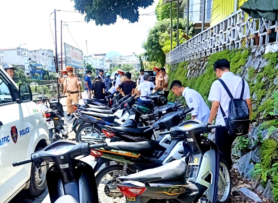 Công an thành phố Hà Giang kiểm tra, xử lý vi phạm trật tự an toàn giao thông trên địa bàn thành phố Hà Giang.