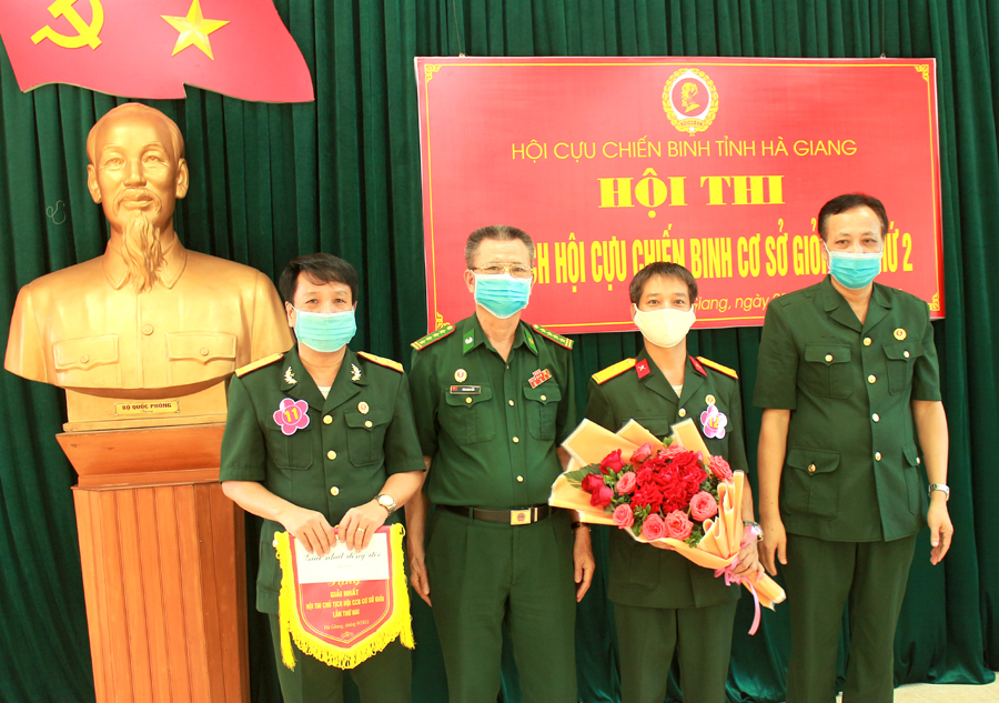 Lãnh đạo Hội CCB tỉnh tặng hoa và trao cờ cho Hội CCB thành phố Hà Giang đạt giải Nhất Hội thi