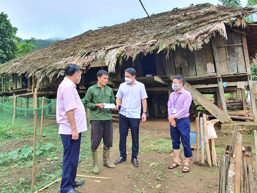 Cán bộ Ngân hàng CSXH tỉnh trao tiền mua cây giống cho hộ ông Nông Xuân Tình (thứ 2 bên trái), thôn Nà Vàn, xã Tùng Bá (Vị Xuyên) cải tạo vườn tạp.