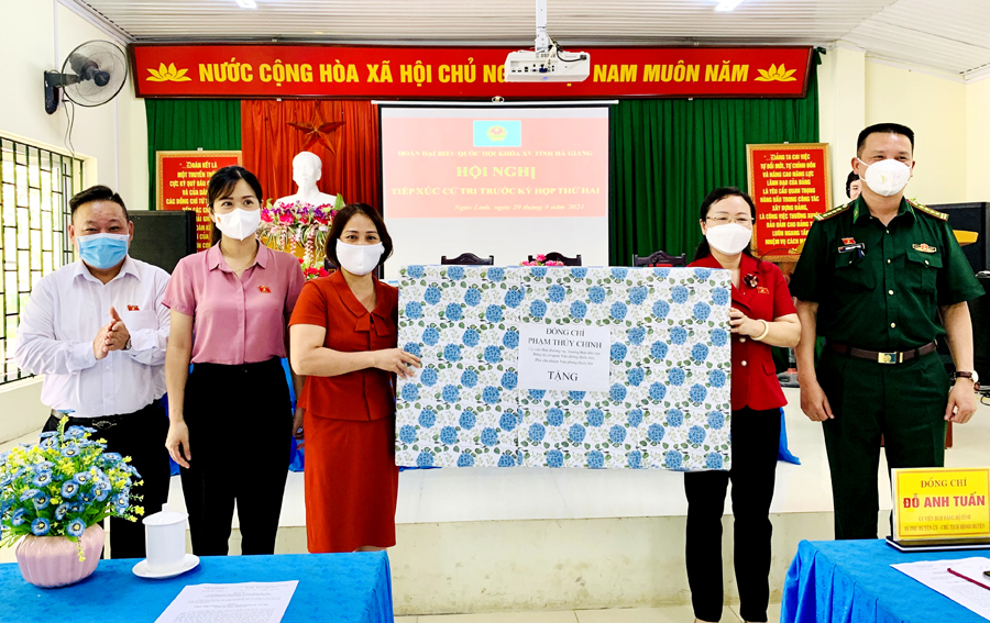 Đại biểu Phạm Thúy Chinh, Phó Chủ nhiệm Văn phòng Quốc hội và Đoàn đại biểu Quốc hội khóa XV đơn vị tỉnh Hà Giang tặng quà Trường Tiểu học B Ngọc Linh.