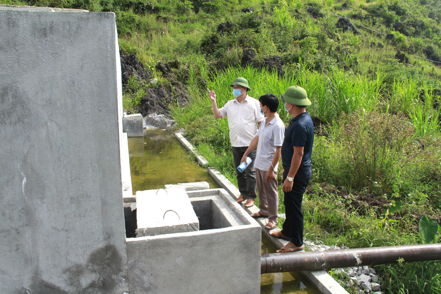 Lãnh đạo Trung tâm Nước sinh hoạt và Vệ sinh môi trường nông thôn tỉnh nghiệm thu công trình
