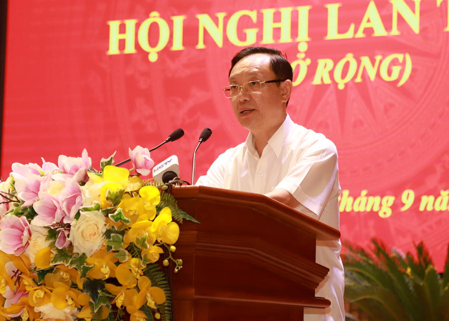 Phó Bí thư Thường trực Tỉnh ủy, Chủ tịch HĐND tỉnh Thào Hồng Sơn điều hành phiên khai mạc