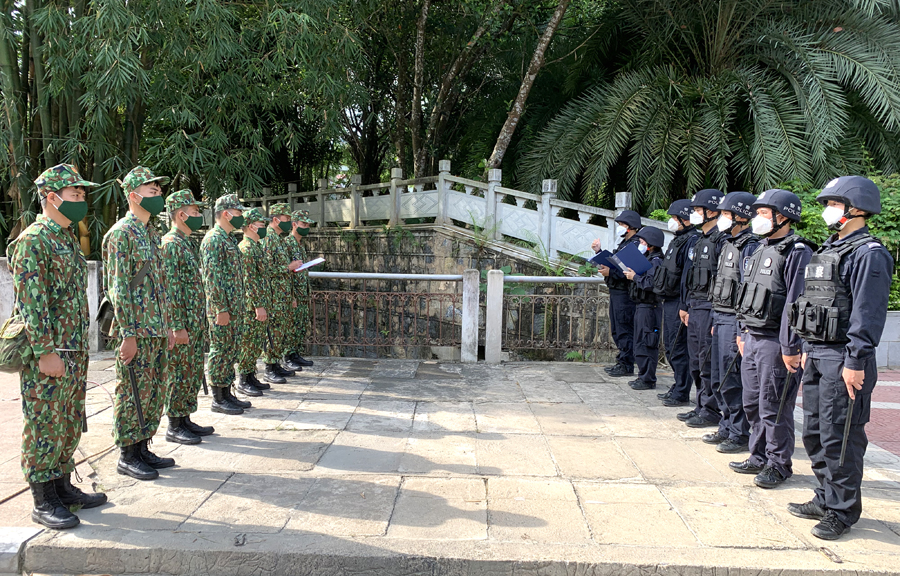 Hai đơn vị tổ chức hội đàm rút kinh nghiệm tại cầu biên giới.