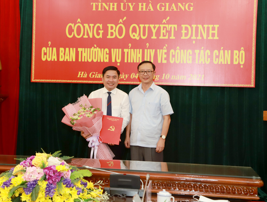 Phó Bí thư Thường trực Tỉnh ủy, Chủ tịch HĐND tỉnh Thào Hồng Sơn trao quyết định và tặng hoa cho Thư ký của đồng chí Bí thư