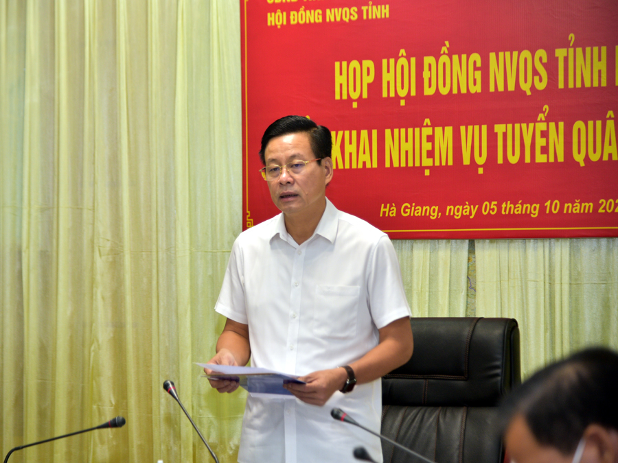 Đồng chí Nguyễn Văn Sơn, Phó Bí thư Tỉnh ủy, Chủ tịch UBND tỉnh - Chủ tịch Hội đồng NVQS tỉnh phát biểu tại cuộc họp.