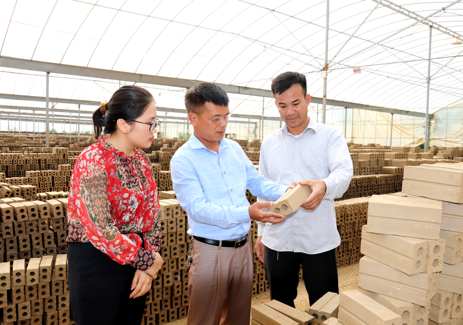 Lãnh đạo huyện Bắc Quang nắm tình hình sản xuất, kinh doanh của doanh nghiệp tại xã Hùng An.  										Ảnh: TƯ LIỆU