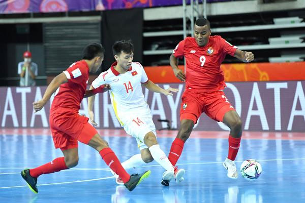 Nguyễn Văn Hiếu (giữa) là chủ nhân bàn thắng đẹp nhất futsal World Cup 2021