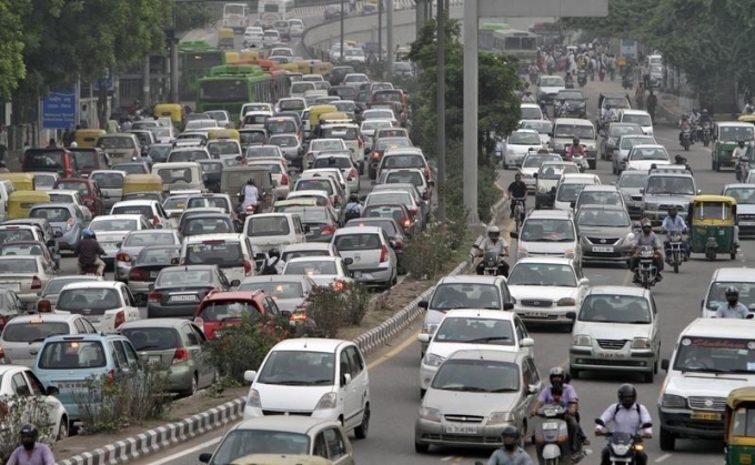 Giao thông đông đúc trên đường phố thủ đô New Delhi, Ấn Độ, năm 2012. 