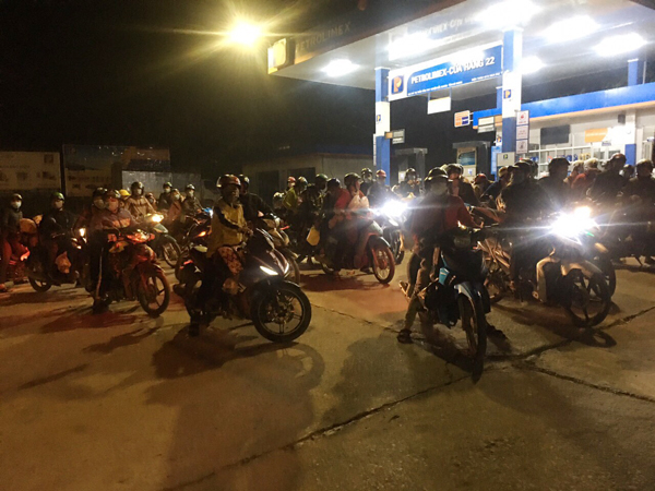 Lượng lớn lao động từ Bình Dương trở về Hà Giang bằng xe máy