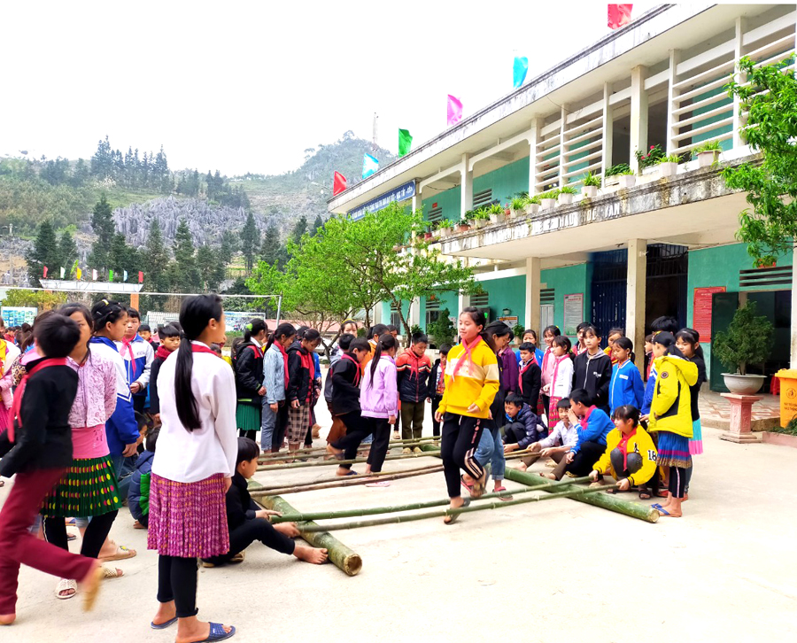Trường Phổ thông dân tộc bán trú THCS xã Lũng Chinh duy trì thực hiện đưa văn hóa truyền thống vào giảng dạy trong trường học.                                   Ảnh: Trọng Đạt