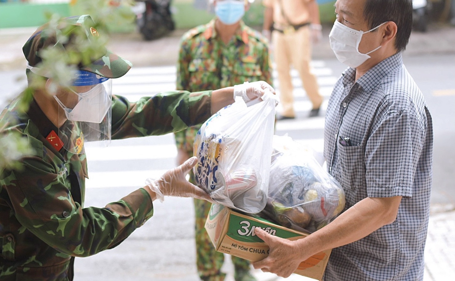Các lực lượng chức năng vận chuyển hàng hóa tới người dân tại TP Hồ Chí Minh trong thời gian thực hiện giãn cách xã hội
