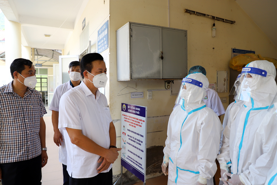 Chủ tịch UBND tỉnh trò chuyện, căn dặn đội ngũ y tế làm nhiệm vụ tại Bệnh viện Phổi.